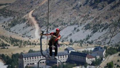 Ispartada bin 850 rakımda teleferikte nefes kesen kurtarma tatbikatı