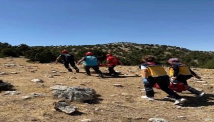 Ispartada kayalıklardan düşen kadın operasyonla kurtarıldı