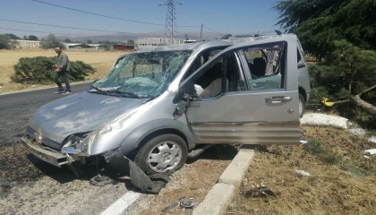 Ispartada otomobil refüje çarpıp takla attı: 2 yaralı