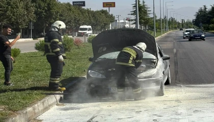 Ispartada seyir halindeki otomobil alev aldı