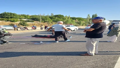 Kamyonete çarpan motosiklet sürücüsü hastanede kurtarılamadı
