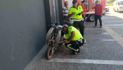 Kamyonetin aynasına çarpan elektrikli bisiklet sürücüsü yaralandı