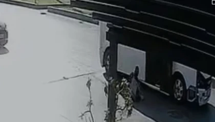 Kapısı açık hareket eden minibüsten öğrenci düştü