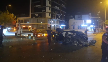 Kavşağa çıkan otomobili adeta biçti, sürücü araçtan fırladı: 3 yaralı