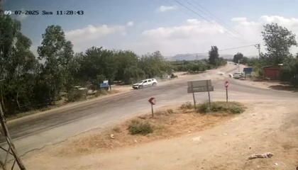 Kavşakta yaşanan kaza güvenlik kamerasına yansıdı