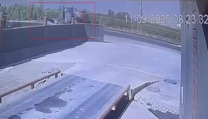 Kaza anı kamerada: Traktörle çarpışan otomobildeki 1 kişi öldü, 3 kişi yaralandı