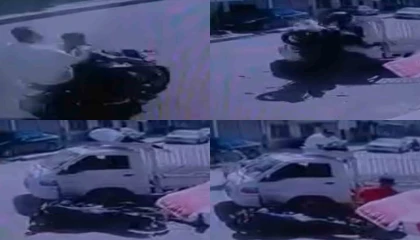 Kaza anları kamerada: Motosikletteki yolcu araç üstünde kaldı