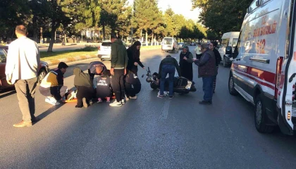 Kaza sonrası motosikletiyle yola savrulan genç kız gözyaşlarıyla hastaneye götürüldü
