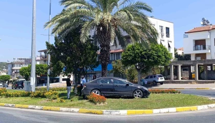 Kaza yapan otomobil refüje çıkarak durabildi