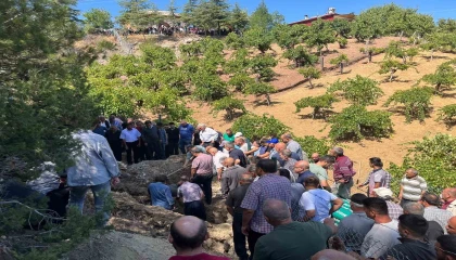 Kazada ölen 3 kişinin cenazesi yan yana toprağa verildi