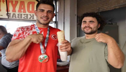 Kebap tezgahından dünya kürsüsüne: bilek güreşinde dünya üçüncüsü oldu
