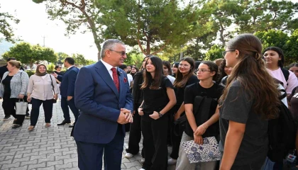 Kemerde ilk zil, kitap ve kırtasiye hediyesiyle geldi