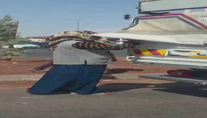 Kırmızı ışıkta duran kamyonetten biber çaldılar