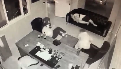 Kıskançlık yüzünden tetikçi tutmuş: Kurşunlar havada gezdi, içerde olanlar panik yaşadı