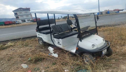 Kontrolden çıkan golf aracı yol kenarına savruldu, sürücü yaralandı