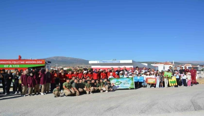 Korkutelide öğrenciler yeşil vatan için fidan dikti