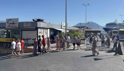 Kruvaziyer gemisi bin 769 yolcu 733 mürettebatlı Alanyaya demirledi