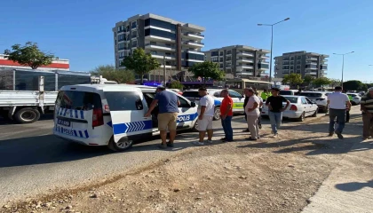 Kucağına aldığı oğluyla yolun karşısına geçerken otomobil çarptı: 1i ağır 2 yaralı