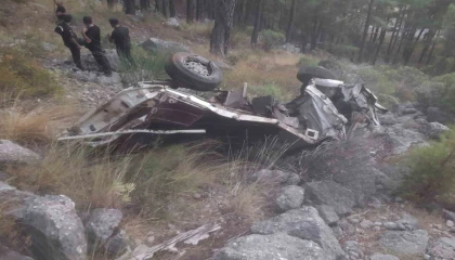 Küçükbaş hayvan yüklü kamyonet uçuruma yuvarlandı: 1 ölü