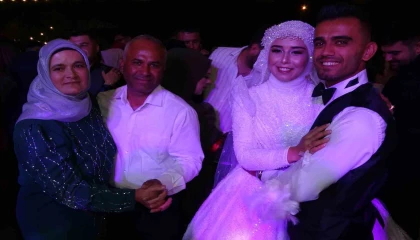 Kundakçı komşu yüzünden yarım kalan düğün imece usulü yapıldı