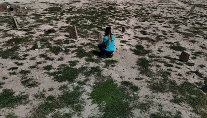 Kuraklık, 70 yıllık mezarları yeniden ortaya çıkardı