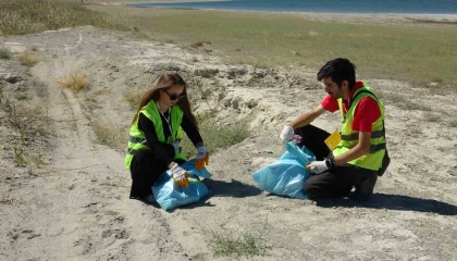 Kuraklıkla boğuşan Burdur Gölü sahilinde gönüllüler çöp topladı