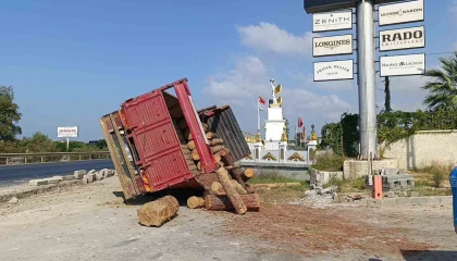 Lastiği patlayan tomruk yüklü kamyon devrildi, sürücü kazayı burnu bile kanamadan atlattı