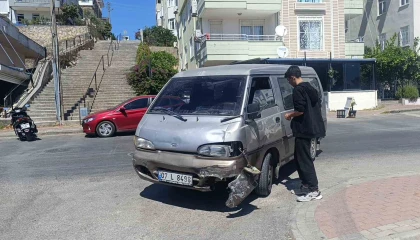 Manavgatta kamyonetle çarpışan motosikletin sürücüsü yaralandı