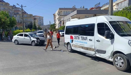 Manavgatta okul servisi ile otomobil çarpıştı: 2 yaralı