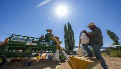 Mersin Büyükşehir Belediyesinden üreticiye ‘Tohum Eleme Makinesi desteği
