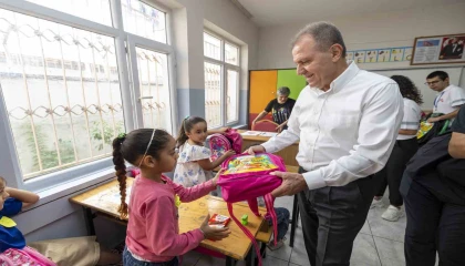 Mersinde 1. sınıf öğrencilerine çanta ve kırtasiye seti
