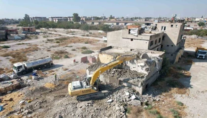 Mersinde 2 katlı metruk bina kontrollü şekilde yıkıldı