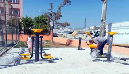 Mersinde çocuk oyun parklarının eksikleri gideriliyor, yeşil alanlara bakım yapılıyor