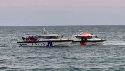 Mersinde iki ayrı paraşüt kazası: Biri direğe takıldı, diğeri denize düştü