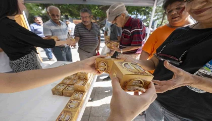 Mersinde kandilde 15 bin kandil simidi dağıtıldı
