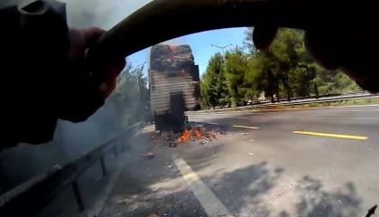 Mersinde karton yüklü tırda yangın