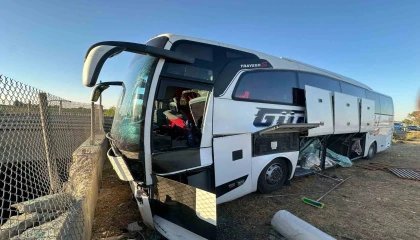 Mersinde yolcu otobüsü refüje girdi: 13 yaralı