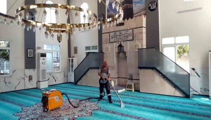 Mersindeki camilerde temizlik çalışmaları sürüyor