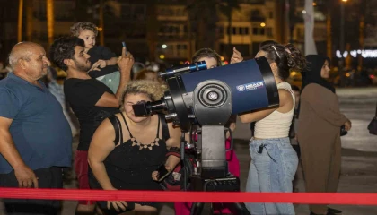 Mersinliler tam ay tutulmasını ilgiyle izledi