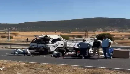 Minibüs ile kamyonet çarpıştı: 2 yaralı