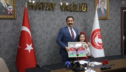 Minik ressam Asya, Valiyi resmettiği çalışmasında gönülleri fethetti