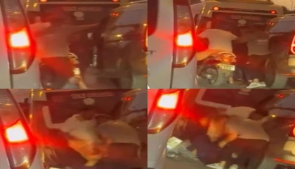 Motosikletli şahıslar, tartıştıkları araç sürücüsünü darbetti: Olay anı kamerada