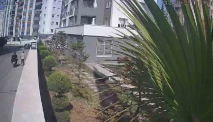 O anlar kamerada: Motosikletle kapkaç yaptılar yakalanıp tutuklandılar