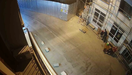 O anlar kamerada: Uyuyan bekçinin cep telefonunu çaldı