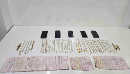 O anlar kamerda: Kuyumcuları sahte altınla dolandırdılar, yakalandılar