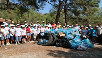 Öğrencilerden Yeşil Vatan için anlamlı çalışma: Torba torba çöp topladılar