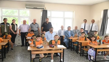 Öğrencilere fidan hediye edildi