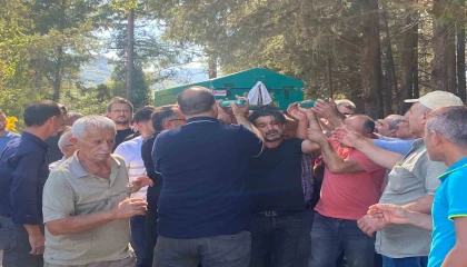 Öğretmen babanın en ağır yükü: Okul bahçesinde fenalaşan oğlunun tabutunu bir an olsun bırakmadı