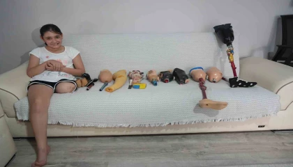 Okulların açılmasına günler kala 12 yaşındaki Özgeye dar gelen protez bacak engeli