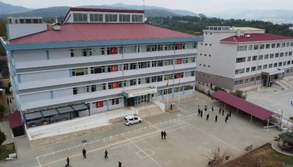 Okullarını el ele vererek yenilediler